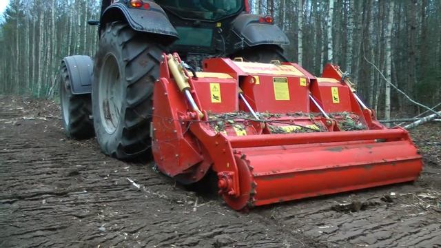 MULTIFORST SEPPI M удаляет пни на участке, где раньше он убрал деревья. смотреть онлайн