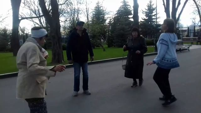 На дискотеку!!! Танцы в Саду Шевченко!!! Харьков Апрель 2021 смотреть онлайн