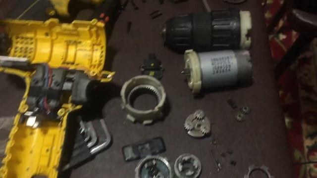 Шуруповерт STANLEY STCD1081B2-RU небольшой обзор внутренностей