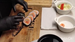 Ролл с омлетом Тамаго и лососем