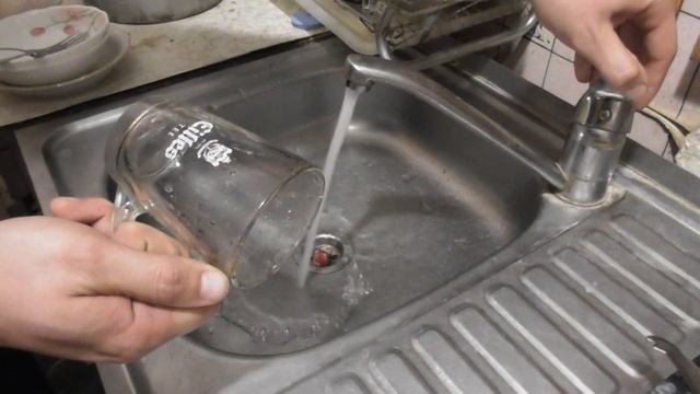 Как правильно налить воду в стакан (кружку) смотреть онлайн