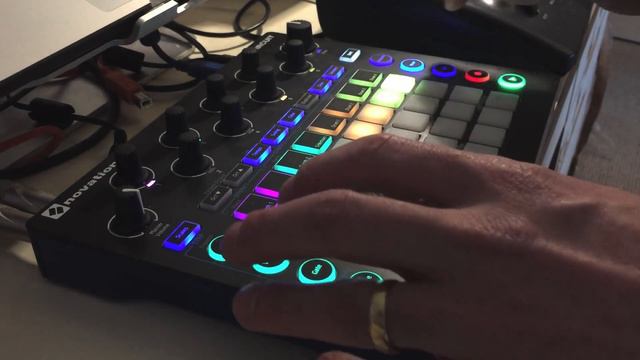 Novation Circuit live sketch смотреть онлайн
