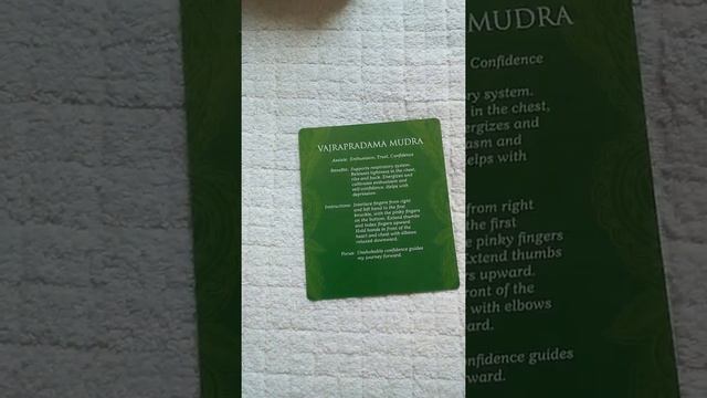 Mudras for Awakening the Energy Body Oracle - Flip Through смотреть онлайн