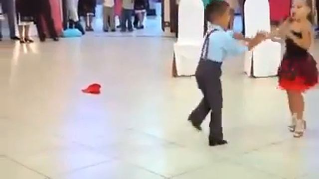 Маленькая девочка зажигает ?????? смотреть онлайн