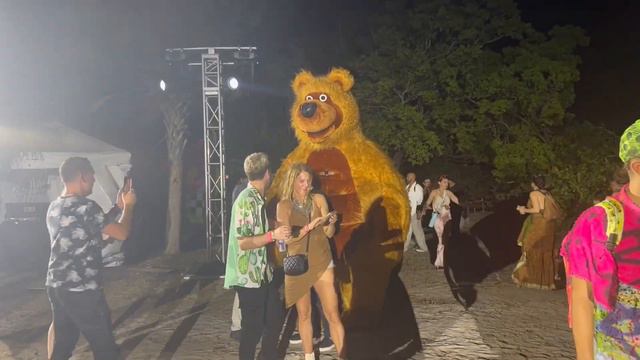 Kris Nicholson as the Giant Brown Bear at( ART WITH ME )Virginia key Miami, Florida смотреть онлайн