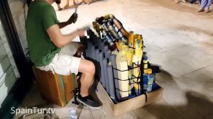 Игра резиновыми тапками на канализационных трубах в Аликанте, в Испании. Уличные музыканты Европы