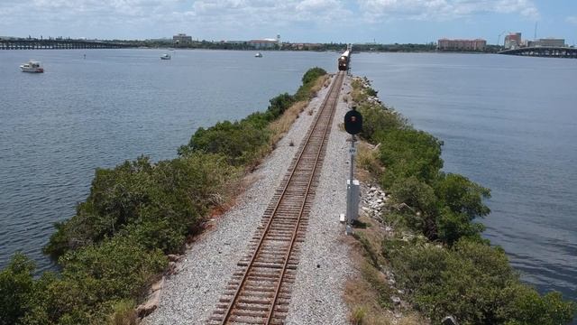 CSX SD70MAC Duo leads Tropicana Train out of Bradenton! смотреть онлайн