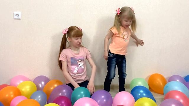 Настя и Вика изучают цвета с воздушными шариками. #StayHome #WithMe смотреть онлайн