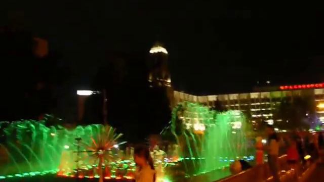 Светомузыкальный фонтан на Театральной площади, Красноярск. смотреть онлайн