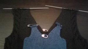 Безрукавка (жилетка) спицами. Перед с V- образным вырезом горловины (часть 2).
