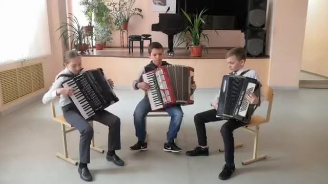 А. Новиков. "Эх, дороги!" Трио учащихся Наумовой Н.Г. смотреть онлайн