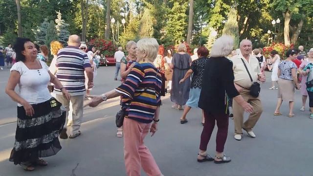 Харьков, танцы в парке,"Фантазёр" смотреть онлайн