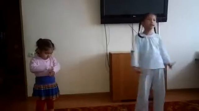 Танец под песню про папу смотреть онлайн