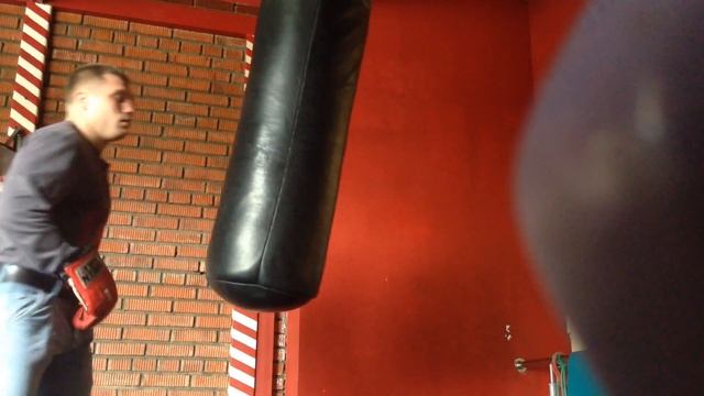 Как правильно работать по боксерской груше смотреть онлайн
