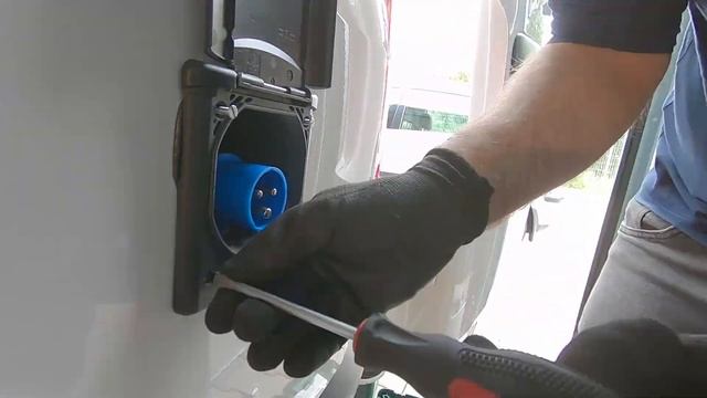 Außensteckdose/230V VW T5 - Einbau und Anschluss - Charlie Busmann смотреть онлайн