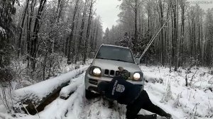Мини гелик или Внедорожник для города SUZUKI JIMNY на бездорожье в лесном болоте.