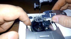 Швейная машина Singer  Выпадает шпуледержатель