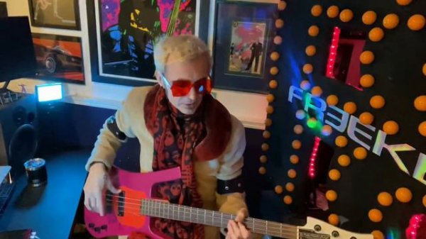 Finger style bass playing techniques!