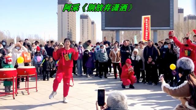 农村大妈跳广场舞《别放弃潇洒》简单动感带劲，引大家来围观 смотреть онлайн