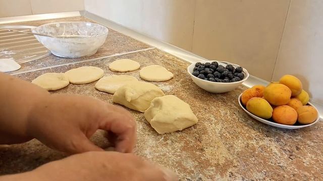 ПИРОЖКИ С ГОЛУБИКОЙ И АБРИКОСОМ НА ПЛИТЕ [БЕЗДРОЖЖЕВЫЕ] смотреть онлайн