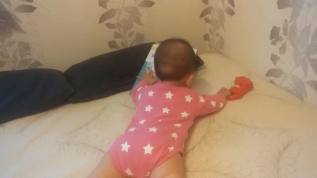 7 months baby begins to crawl/7 месяцев, ребенок начинает ползать смотреть онлайн