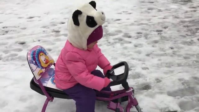КАТАЕМСЯ НА СНЕГОКАТЕ! АДВЕНТ КАЛЕНДАРЬ - ДЕНЬ 27! RIDING SNOWSCOOTER! Advent calender - day 27! смотреть онлайн