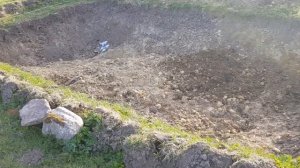 Пруд своими руками. Копаю лопатой. Маленько промазал!