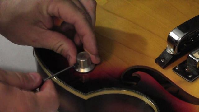 Rescuing a $10 Vintage Guitar from a Yard Sale смотреть онлайн