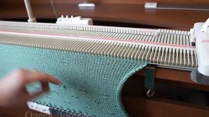 Свитер с шишечками вяжем на однофонтурной машинке Silver Reed LK-150. Описание и советы