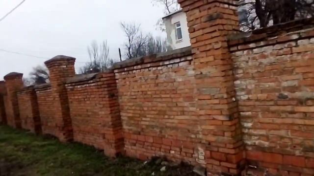 Кирпичная стена нуждается в разборке.