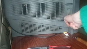 Как вытащить сломанный штекер из гнезда телевизора