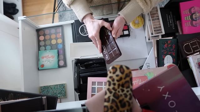 GETTING RID OF 100+ EYESHADOW PALETTES...Huge Makeup Declutter 2019 смотреть онлайн
