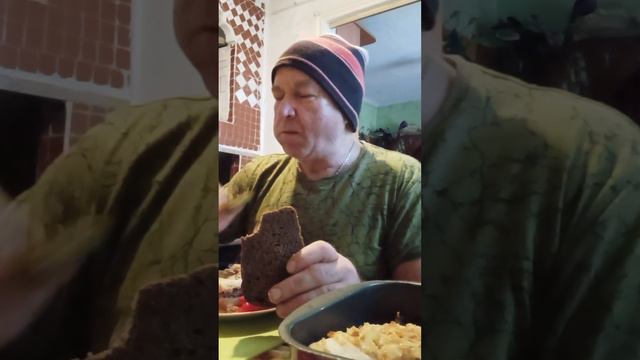 Ем минтай приготовленный в духовке в при куску с горьким перцем и огурчиком. смотреть онлайн