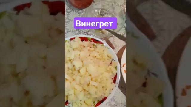 Чтобы сохранить цвет овощей, свеклу нужно смешать отдельно сначала с подсолнечным маслом. смотреть онлайн