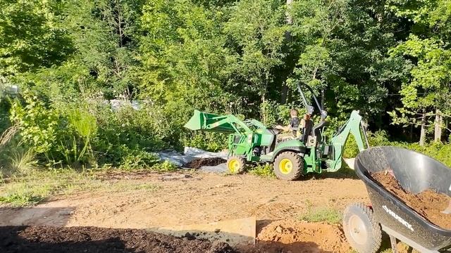 Засыпаем щебень на дорожки. Продолжаем стройку