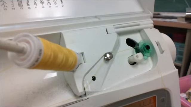 Winding a Bobbin on a Husqvarna Platinum 730 Sewing Machine смотреть онлайн
