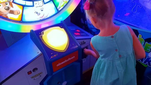 ЭЛЬВИРА И ПАПА НА ПЛОЩАДКЕ ВЫИГРАЛИ СЮРПРИЗ. Детский влог на море Супер Развлекательный центр смотреть онлайн