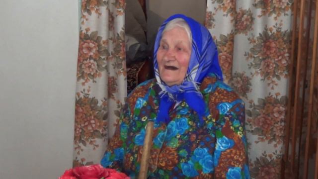 Ей 90 лет, а она поет веселую песню! Один раз в год ты трезвый был смотреть онлайн