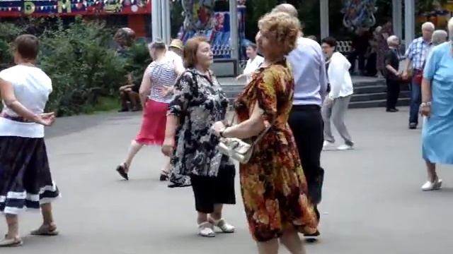 Москва, Сокольники, дискотека стариков :-D.MPG смотреть онлайн