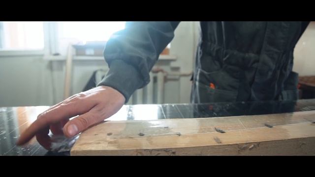 Стол из мусорных материалов и эпоксидки смотреть онлайн