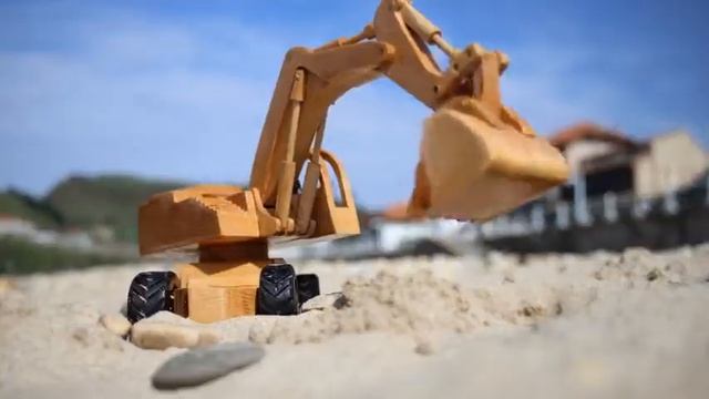 Детский экскаватор ручной работы копает песок на пляже смотреть онлайн