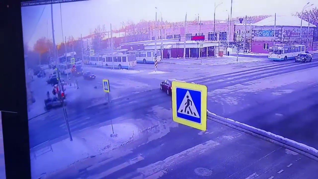 Женщина-пешеход погибла в результате столкновения автомобилей. смотреть онлайн