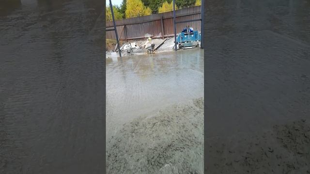 Укладка бетонной смеси для топинговых полов