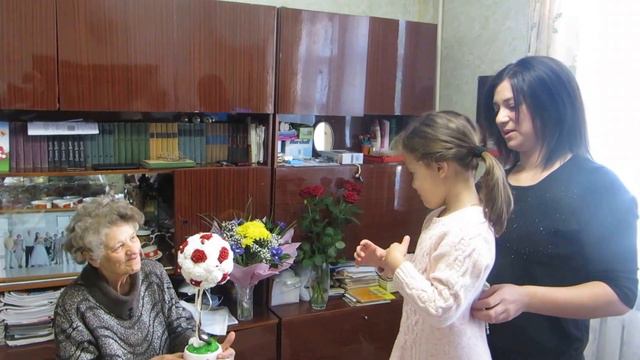 Лиана поздравляет Дину смотреть онлайн