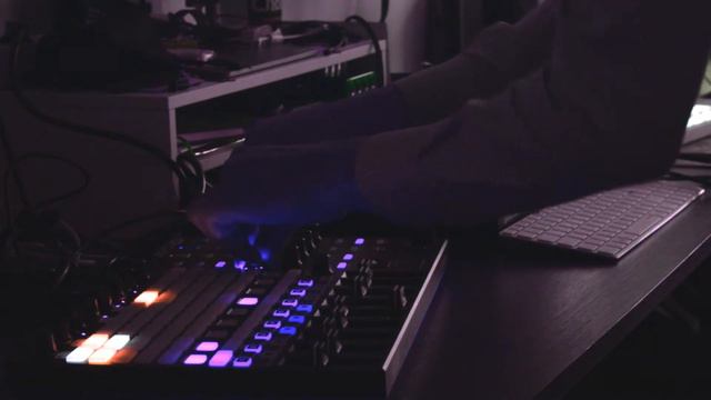 House session: Comfort zone (Akai MPC 1000, Arturia Beatstep pro & Ableton live) смотреть онлайн