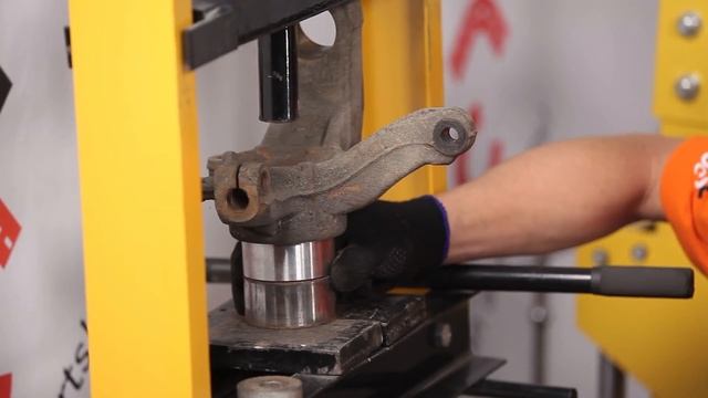 How to change wheel bearing on FORD FIESTA V Van [TUTORIAL AUTODOC] смотреть онлайн