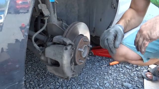 Замена передних тормозных колодок Ford Focus смотреть онлайн