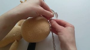 Как вязаной кукле сделать поворотную голову