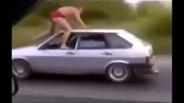 В Трусах на Машине! Чудо Экстримал! Прикол! смотреть онлайн