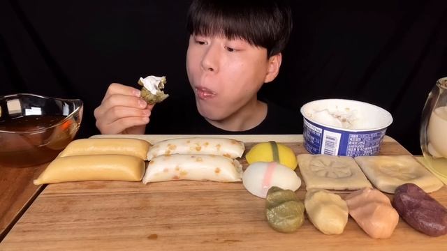 SUB) 아리울떡공방 떡 먹방 mukbang asmr 인절미 가래떡, 땅콩 가래떡, 바람떡, 앙금절편, 송편, 가래떡 와플, 송편 와플? 떡와플에 약과 아이스크림? смотреть онлайн